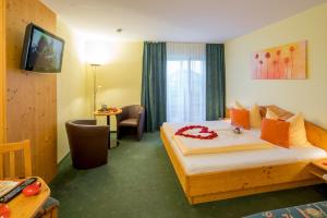 Łóżko lub łóżka w pokoju w obiekcie Hotel Garni Oasis Loipersdorf