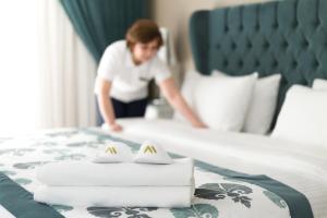 Postel nebo postele na pokoji v ubytování Metropolitan Hotels Taksim