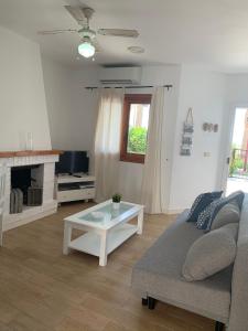 ein Wohnzimmer mit einer Couch und einem Couchtisch in der Unterkunft Casa el Pez in Vera