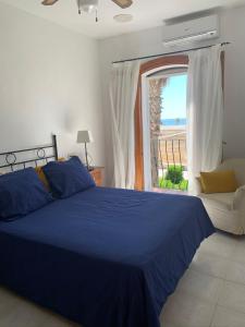 ein Schlafzimmer mit einem blauen Bett und einem Fenster in der Unterkunft Casa el Pez in Vera