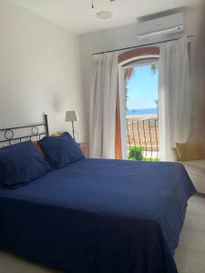 ein Schlafzimmer mit Bett und Blick auf den Strand in der Unterkunft Casa el Pez in Vera