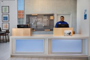 Členové personálu v ubytování Holiday Inn Express Monterey - Cannery Row by IHG