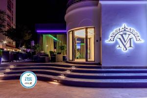 Un edificio con un cartel al costado. en Villa Mariazinha Charming Hotel, en Portimão