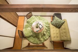um quarto com uma mesa circular e uma cadeira em Nijojo Taiken Inn em Quioto