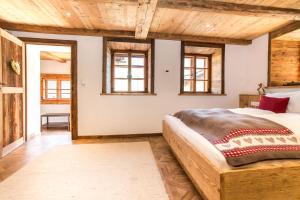 Posteľ alebo postele v izbe v ubytovaní Historic Lakeview Apartments Hallstatt