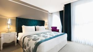 Postel nebo postele na pokoji v ubytování Metropolitan Hotels Taksim