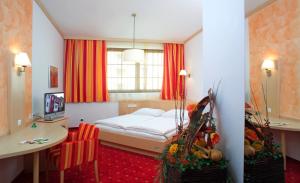 Łóżko lub łóżka w pokoju w obiekcie Hotel Restaurant Wallner I contactless check-in