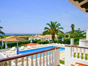 Vaizdas į baseiną apgyvendinimo įstaigoje Casa Oeste - Family-friendly holiday home with sea view arba netoliese