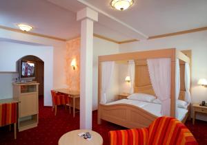 Tempat tidur dalam kamar di Hotel Restaurant Wallner I contactless check-in