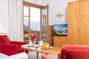 Televízia a/alebo spoločenská miestnosť v ubytovaní Hotel Furian