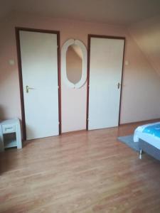 Posteľ alebo postele v izbe v ubytovaní Karika Vendégház