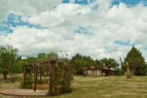 une petite maison dans un champ avec une pelouse dans l'établissement Yerba Buena casas de campo - Arroyo de los Patos, à Nono 15 autres photos