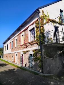 a brick building with ivy on the side of it at Apartmány Ruprechtov in Hroznětín