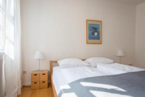 En eller flere senge i et værelse på "goethezimmer" Ferienwohnungen an der Ilmbrücke