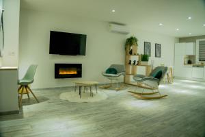 a living room with chairs and a fireplace at Le petit paradis in Orange