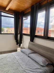 - une chambre avec fenêtres et un lit dans un dortoir dans l'établissement Il Girasole, à Torre Forte