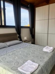 - une chambre avec un lit et 2 serviettes dans l'établissement Il Girasole, à Torre Forte