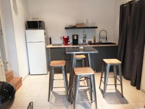 A kitchen or kitchenette at Les Jasmins de Salelles