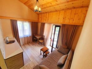sala de estar con cama y lavamanos. en Nino Ratiani's Guesthouse en Mestia