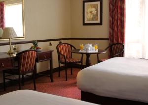 Llit o llits en una habitació de Seven Oaks Hotel