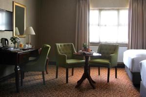 Llit o llits en una habitació de Seven Oaks Hotel