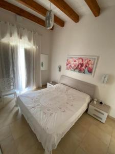 a bedroom with a bed and a painting on the wall at villa Rosa in Capitolo