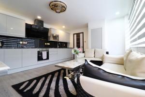 ein Wohnzimmer mit einem Sofa und einem Tisch in der Unterkunft Queen Stay Apartments in Sheffield
