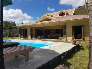 Бассейн в La Villa Marie Joana или поблизости