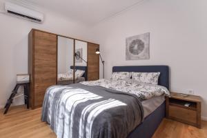 A bed or beds in a room at Cosy & renovated 2BD flat near Vitoshka by Flat Mаnager