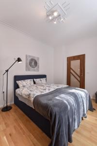 A bed or beds in a room at Cosy & renovated 2BD flat near Vitoshka by Flat Mаnager