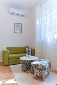 A seating area at Cosy & renovated 2BD flat near Vitoshka by Flat Mаnager