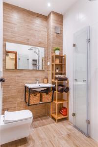 A bathroom at Cosy & renovated 2BD flat near Vitoshka by Flat Mаnager Még 19 kép
