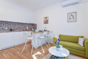 A seating area at Cosy & renovated 2BD flat near Vitoshka by Flat Mаnager