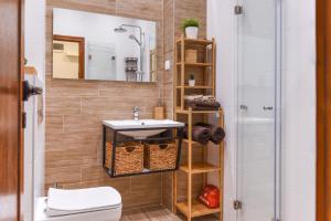 A bathroom at Cosy & renovated 2BD flat near Vitoshka by Flat Mаnager