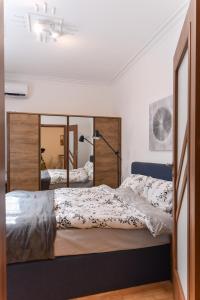A bed or beds in a room at Cosy & renovated 2BD flat near Vitoshka by Flat Mаnager