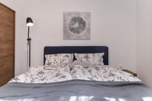 A bed or beds in a room at Cosy & renovated 2BD flat near Vitoshka by Flat Mаnager