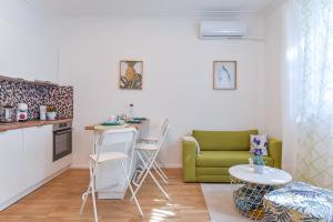 A kitchen or kitchenette at Cosy & renovated 2BD flat near Vitoshka by Flat Mаnager