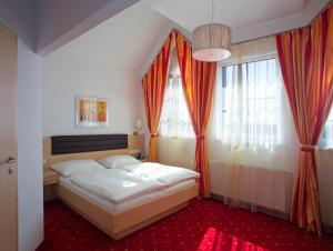 Łóżko lub łóżka w pokoju w obiekcie Hotel Restaurant Wallner I contactless check-in