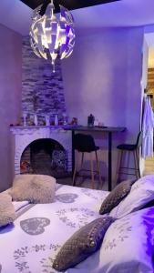 Postel nebo postele na pokoji v ubytování MANOIR AUX trois charmes