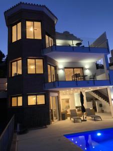 Bazén v ubytovaní Luxury Villa for 12 people alebo v jeho blízkosti