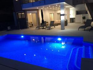 Bazén v ubytovaní Luxury Villa for 12 people alebo v jeho blízkosti
