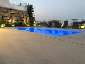 Bazén v ubytovaní Luxury Villa for 12 people alebo v jeho blízkosti