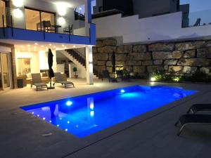 Bazén v ubytovaní Luxury Villa for 12 people alebo v jeho blízkosti