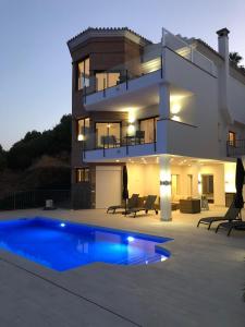 Bazén v ubytovaní Luxury Villa for 12 people alebo v jeho blízkosti