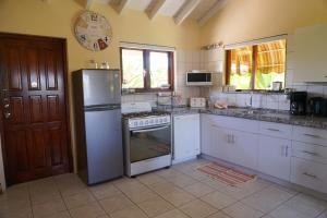 Kuchyň nebo kuchyňský kout v ubytování Cariñas Studio Apartments