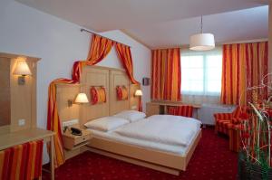 Łóżko lub łóżka w pokoju w obiekcie Hotel Restaurant Wallner I contactless check-in