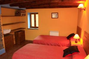 A bed or beds in a room at Casa Bestregui