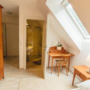 Zimmer mit Esstisch und Bad in der Unterkunft Gästezimmer Rolea in Dürnstein