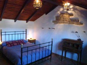 A bed or beds in a room at Casa Bestregui