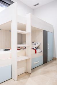 Ein Etagenbett oder Etagenbetten in einem Zimmer der Unterkunft NEW 2020 Residencial Aqua Beach -Apartment Torrevieja Center